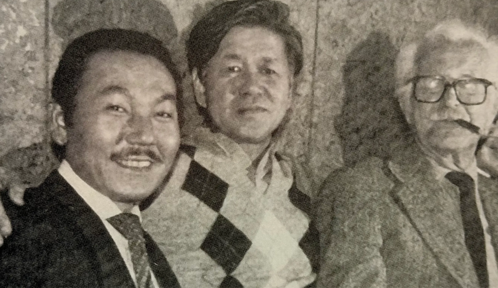 当時の関係者が並ぶモノクロ写真