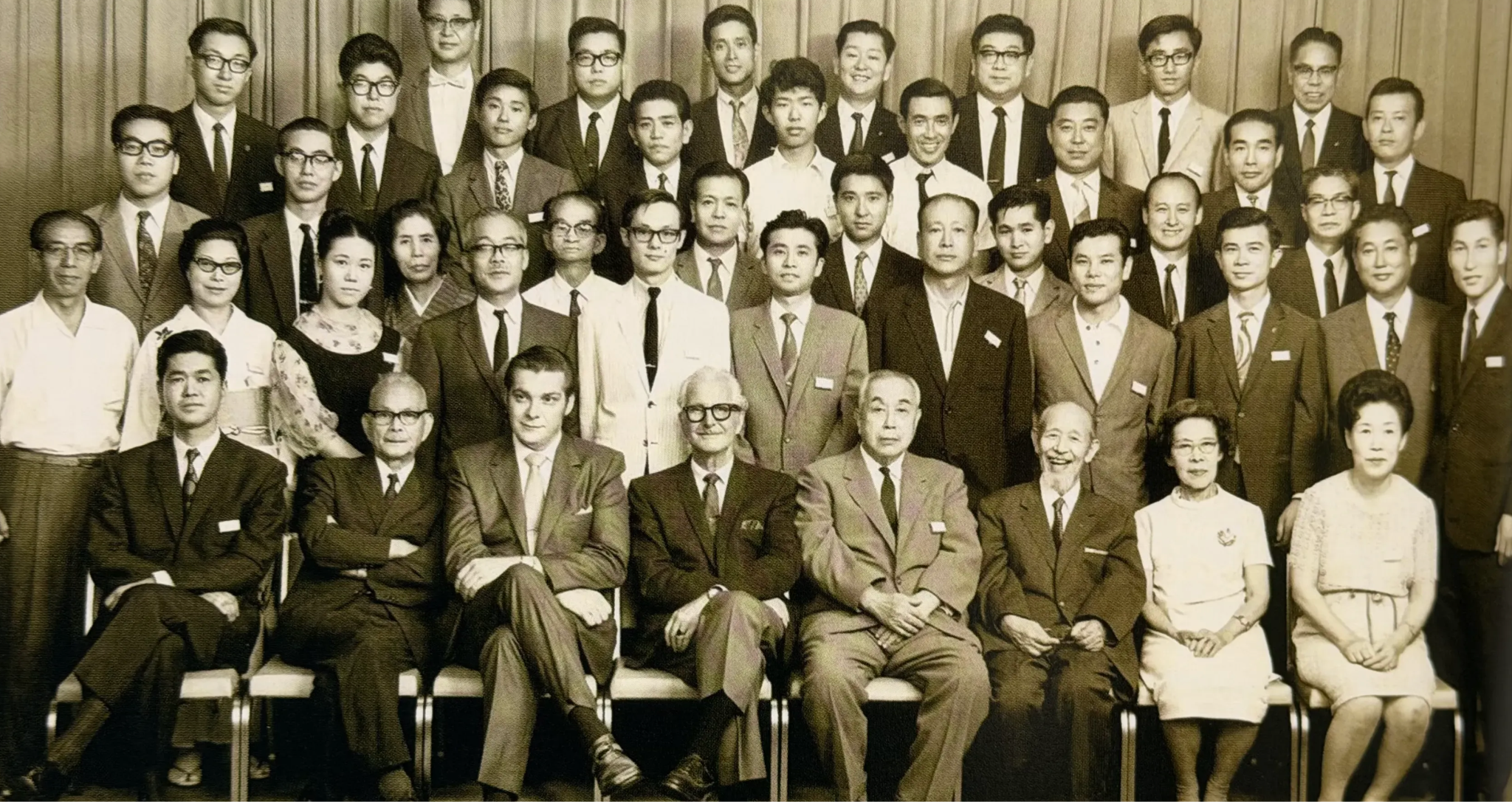当時の社員たちの集合写真