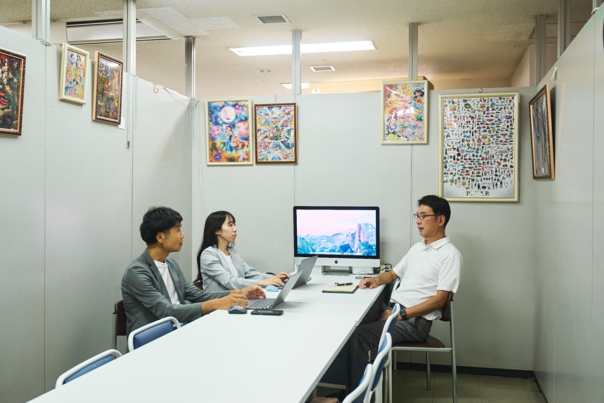 営業スタッフの打ち合わせ