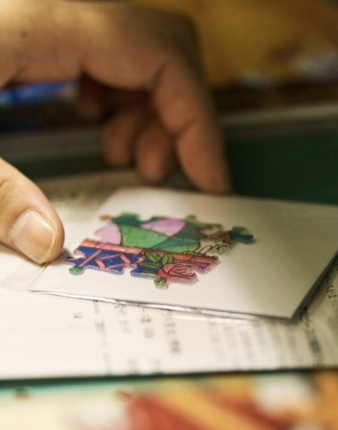ジグソーパズルのピースを確認する手元