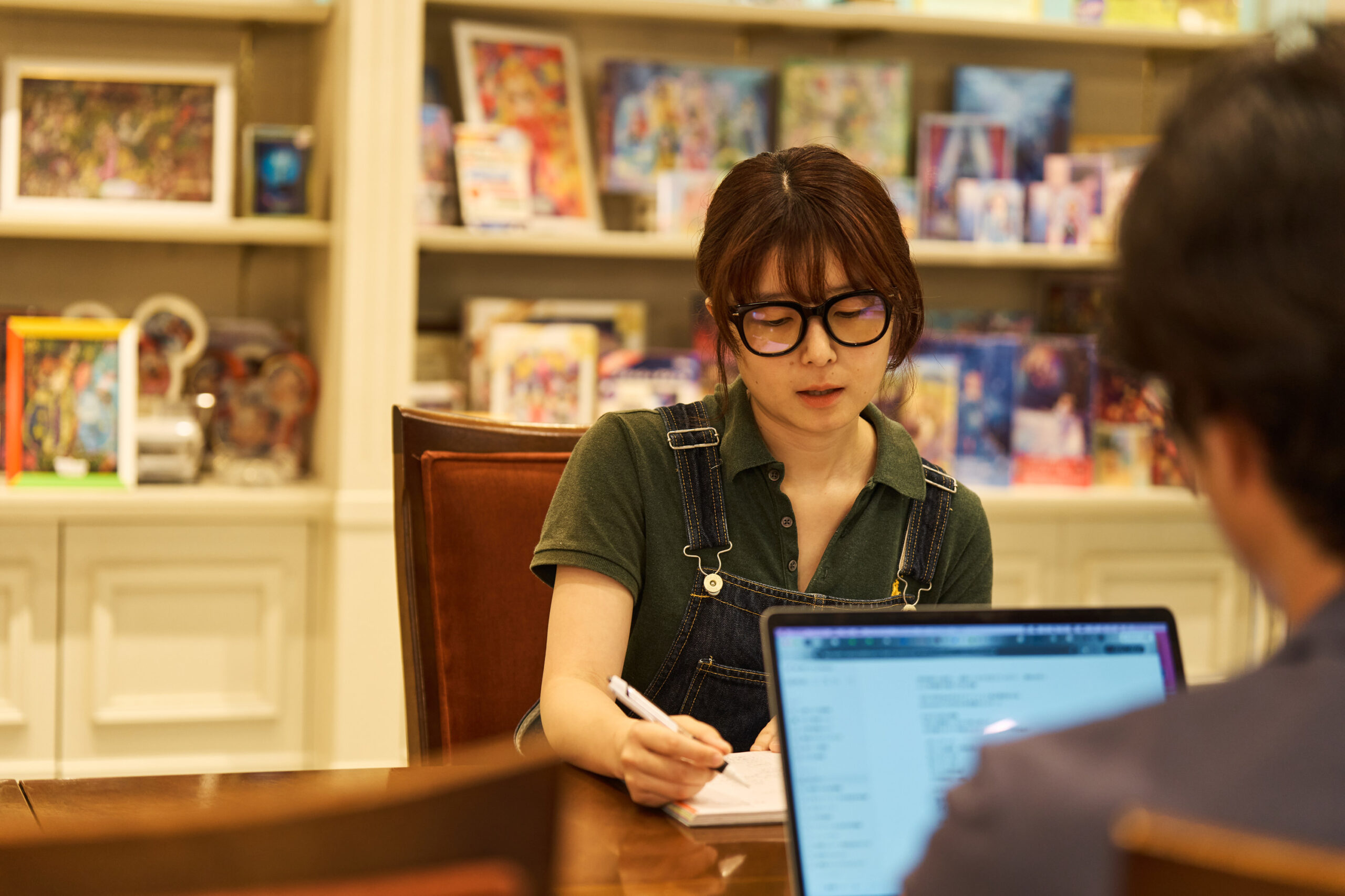 新商品のアイデアについて話すスタッフ